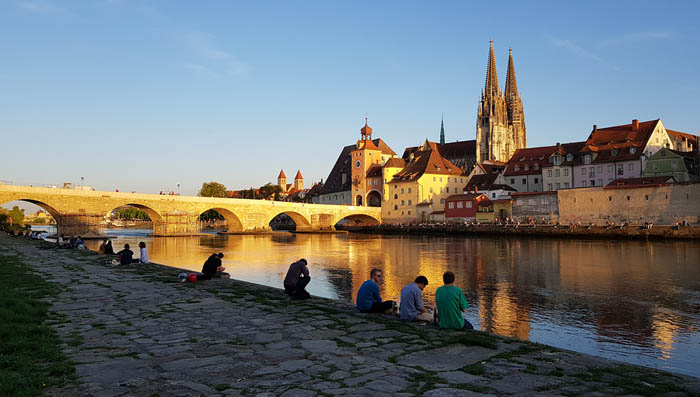 Regensburg, Abend am Donauufer