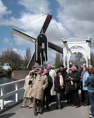 Gruppe vor Windmühle in Leiden